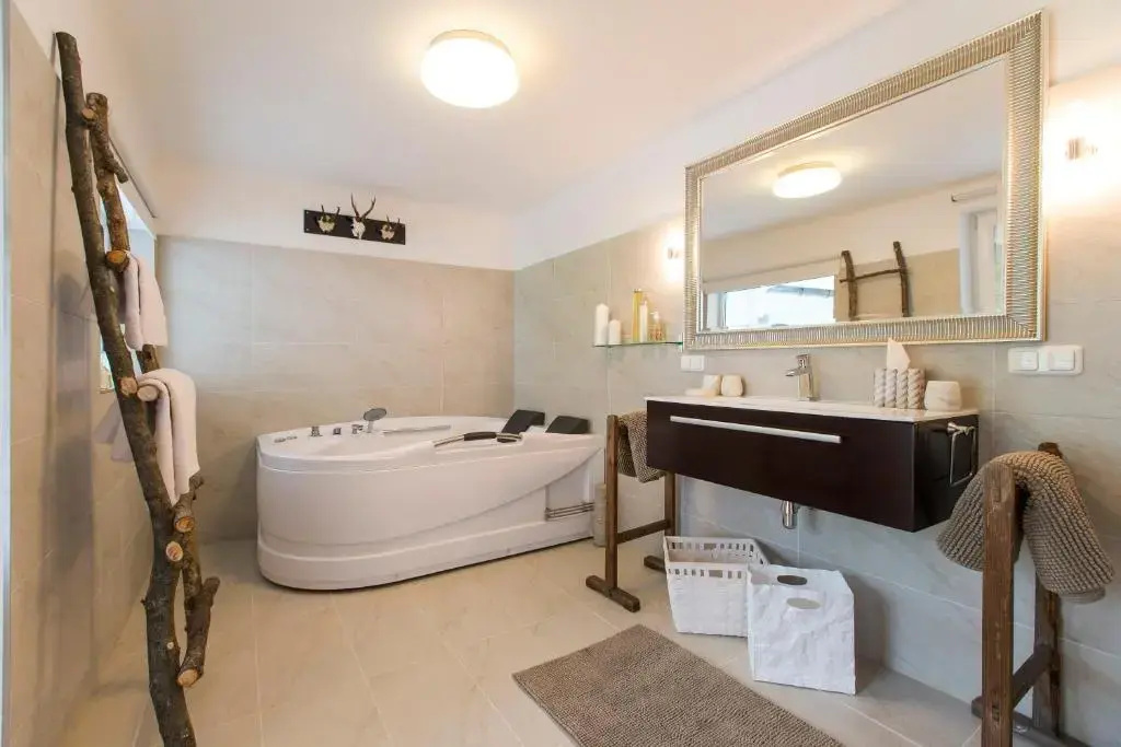Forest Chalet, secluded location, 1,000 sqm garden, mountainview, panorama sauna, whirlpool, BBQ&bikes&sunbeds for free, up to 10 p
