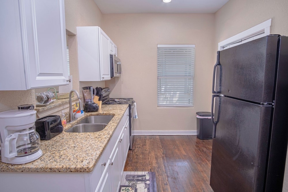 Fabulous Newly Renovated 1br/1ba Near Downtown