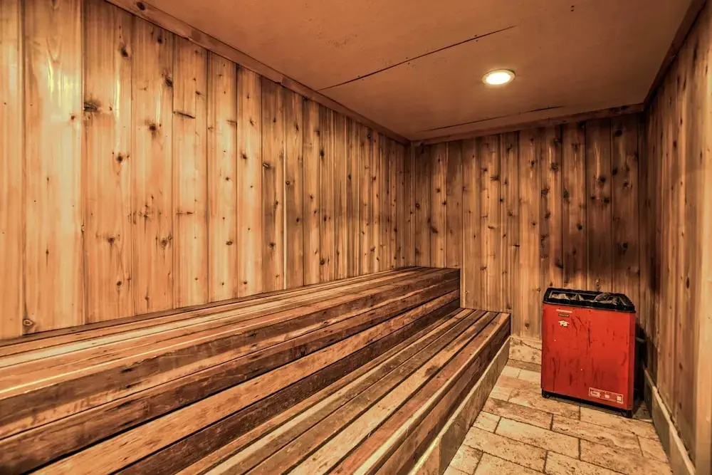 Contemporary Mountain Retreat - Walk to Slopes!