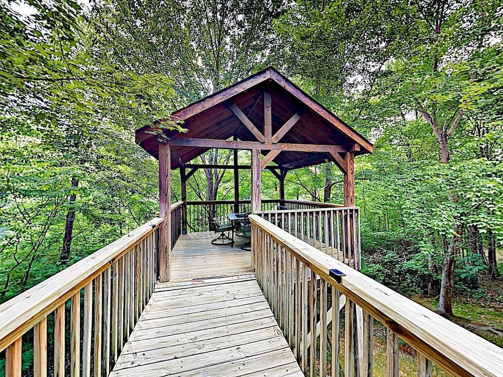 Updated Parkway Retreat W/ Hot Tub & Game Room 3 Bedroom Cabin