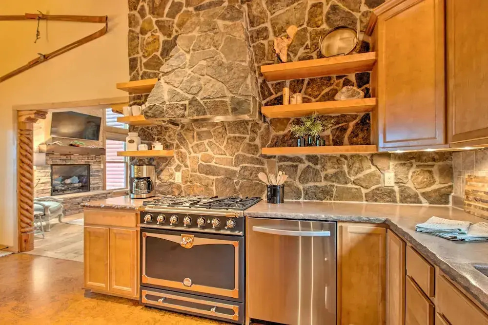 'blue Spruce Cabin' w/ Hot Tub & Resort Amenities
