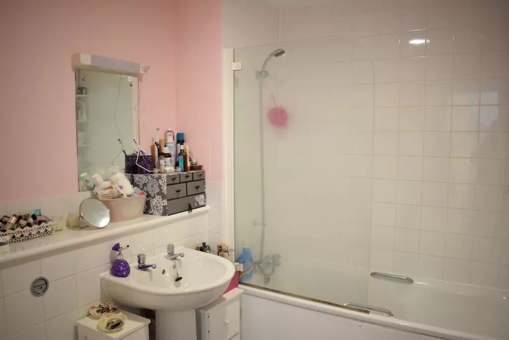 Stylish 1 Bedroom Apartment With Balcony