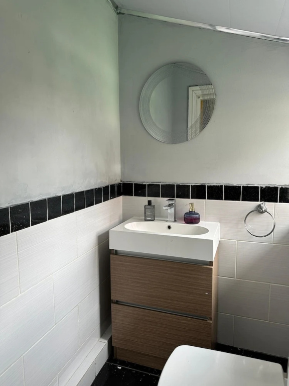 Cozy Manchester House - Stay With Host Onsite