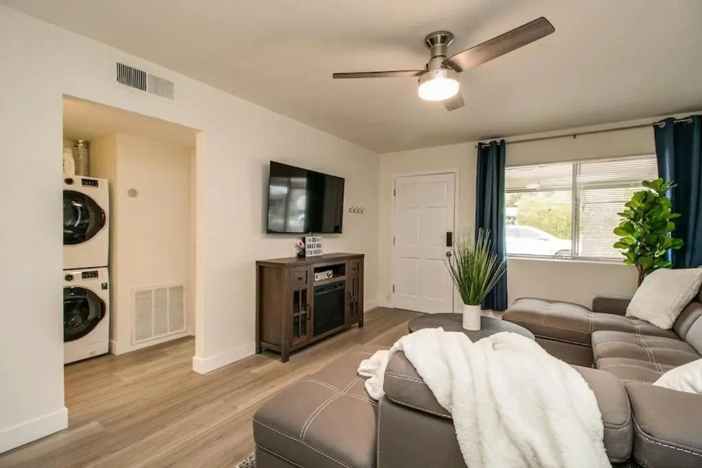 Remodeled 2 Bdrm w/ Yard in Old Town Scottsdale!
