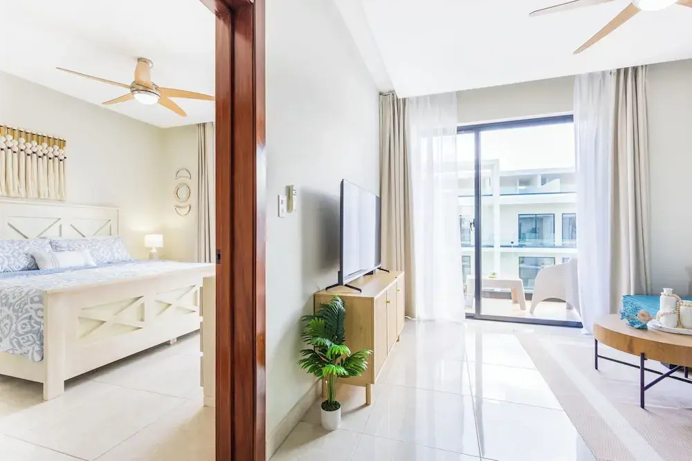 Stylish 1BR Apartment - Pool Access, Close to Beach