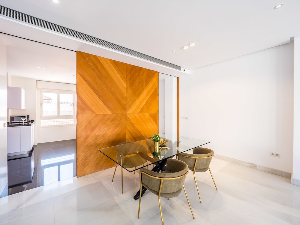 Central Sunny Penthouse Premium Apt