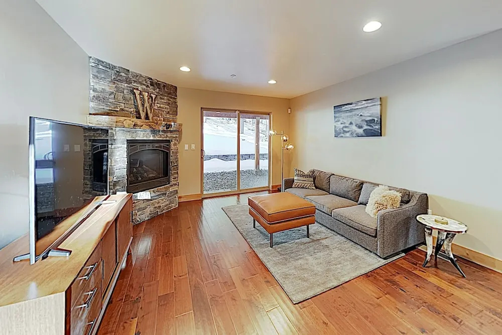 Lavish New-build: Private Hot Tub & 2 Living Areas 4 Bedroom Home