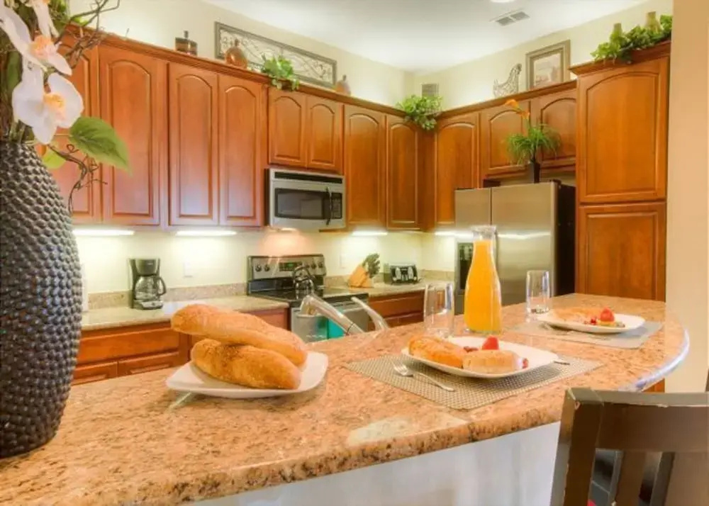 Top-Floor Luxurious LAKEVIEW Condo