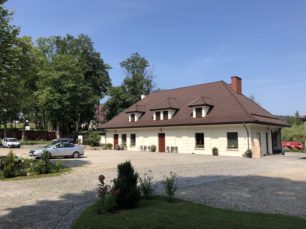 Gościniec Dworski w Ropie - Pokoje gościnne