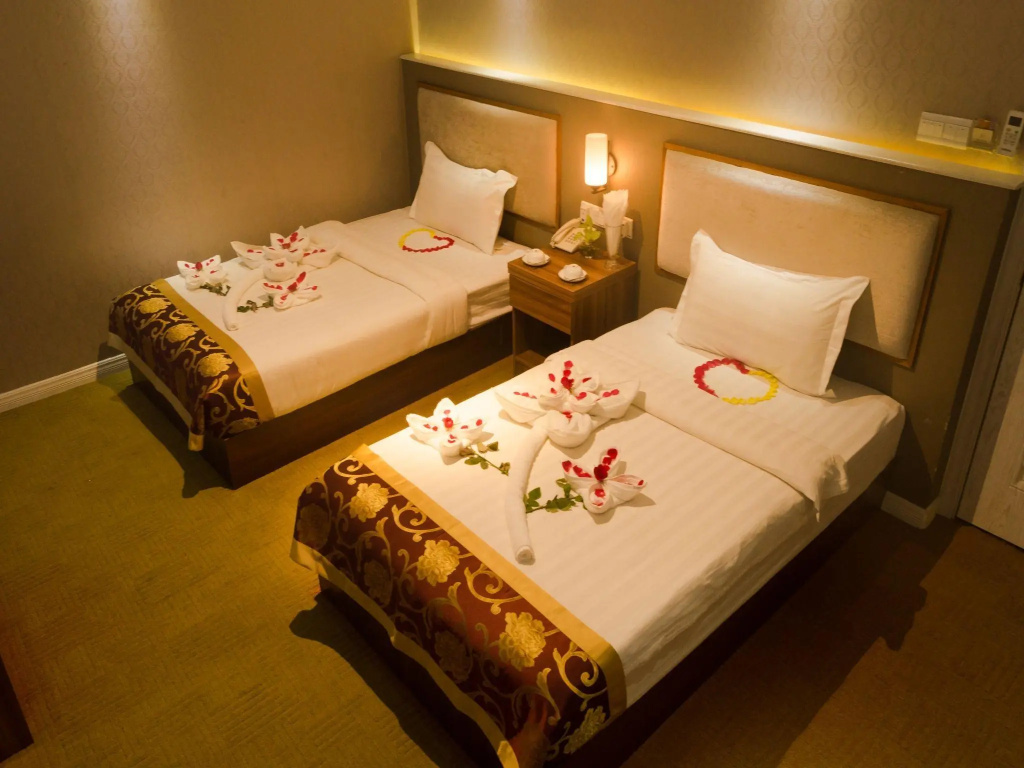 Sunny Holiday Hotel