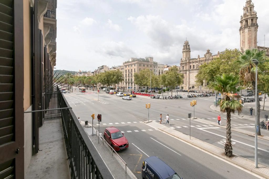 Condal in Barcelona with 3 bedrooms and 2 bathrooms