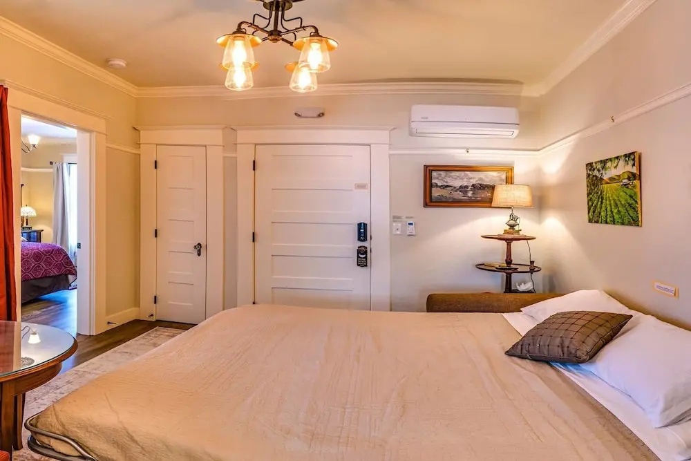 Redtail Suites ~ Entire Home ~ Sleeps 12 ~ Tesla Station