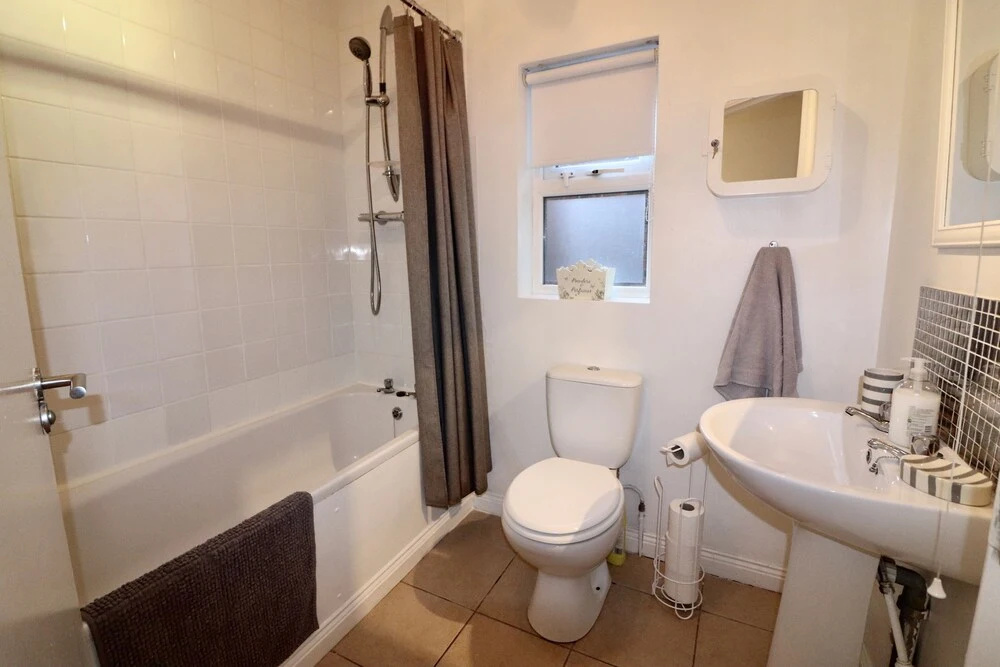 Sleeps 4 only 5 min by taxi