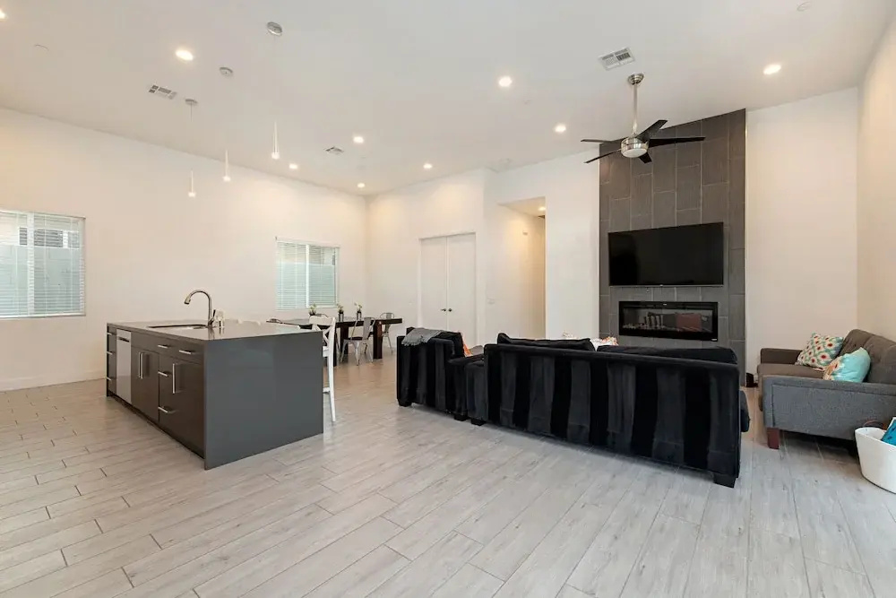 New With Pool + Hot Tub, Close To Downtown 4 Bedroom Home