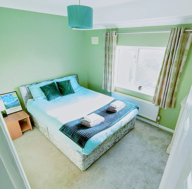 Private Entire House - 3 Bedrooms, Garden, Parking