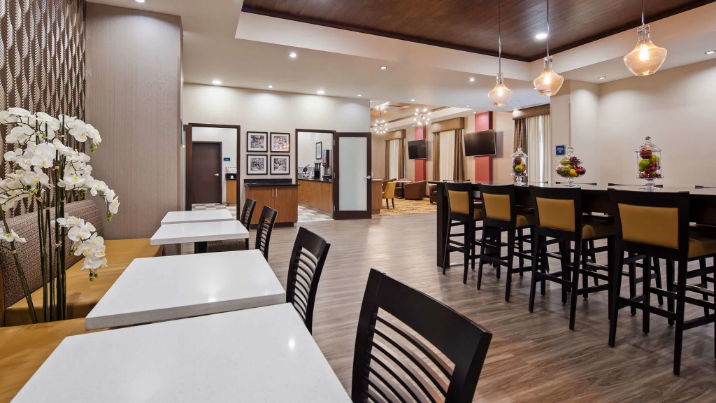 Best Western Plus Hinton Inn & Suites