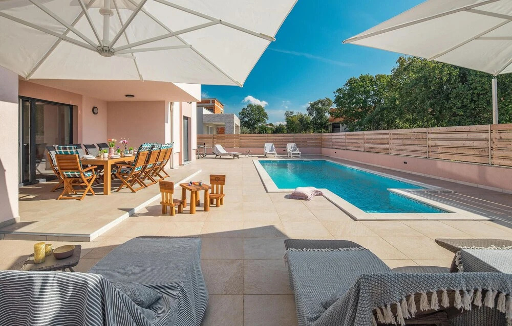 Amazing Home in Fazana with Outdoor Swimming Pool, Hot Tub & 4 Bedrooms