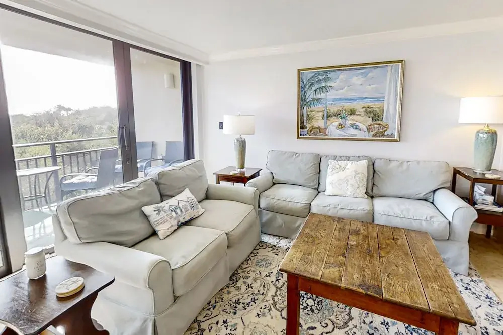 Spacious Condo With Beach Access, Balcony, AC & Outdoor Pool
