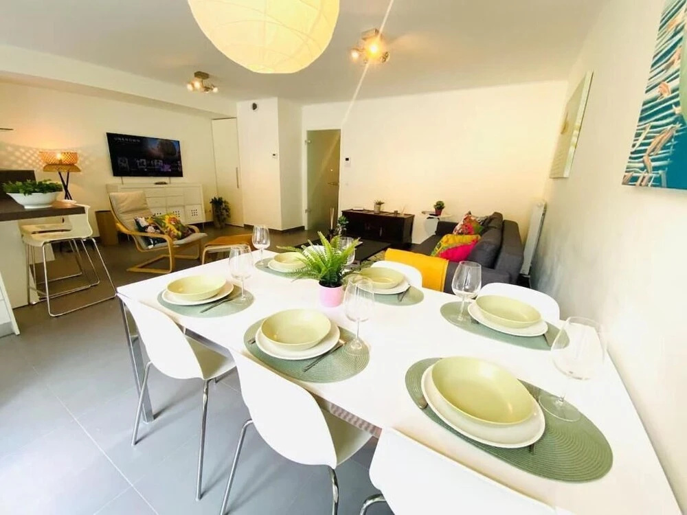 3 bedrooms in Center w Terrace&Parking