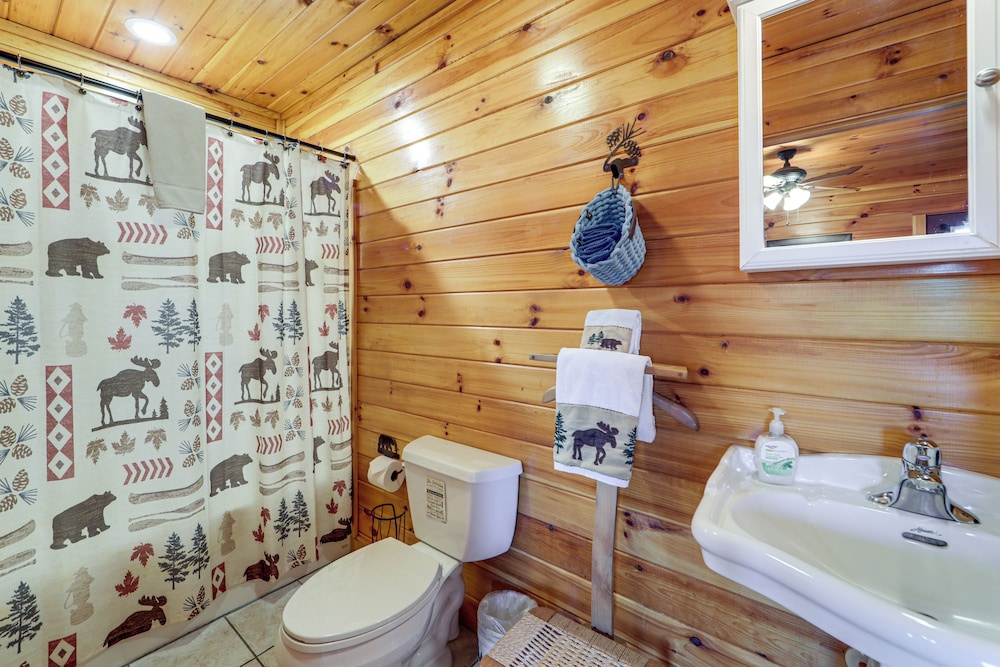 Mtn-view Getaway w/ Lake Access in Whittier!