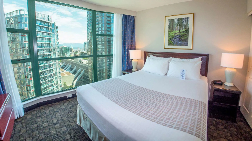 Rosedale on Robson Suite Hotel