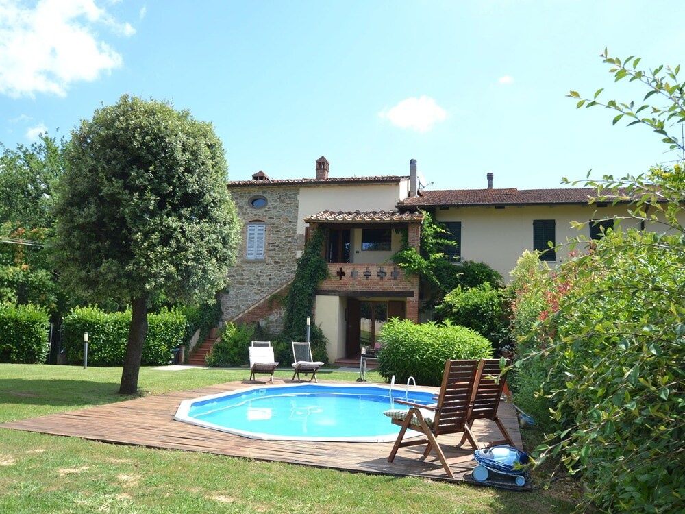 Visit Arezzo, Cortona and Siena and Then Jump in the Private Pool at Home