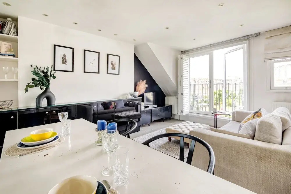 The Luxury Treehouse - One bed Little Venice - by Out of Office Lifestyle