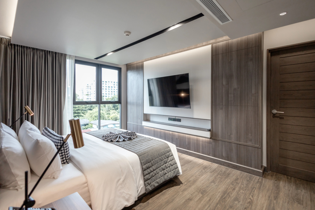 WE HOTEL RIVERFRONT