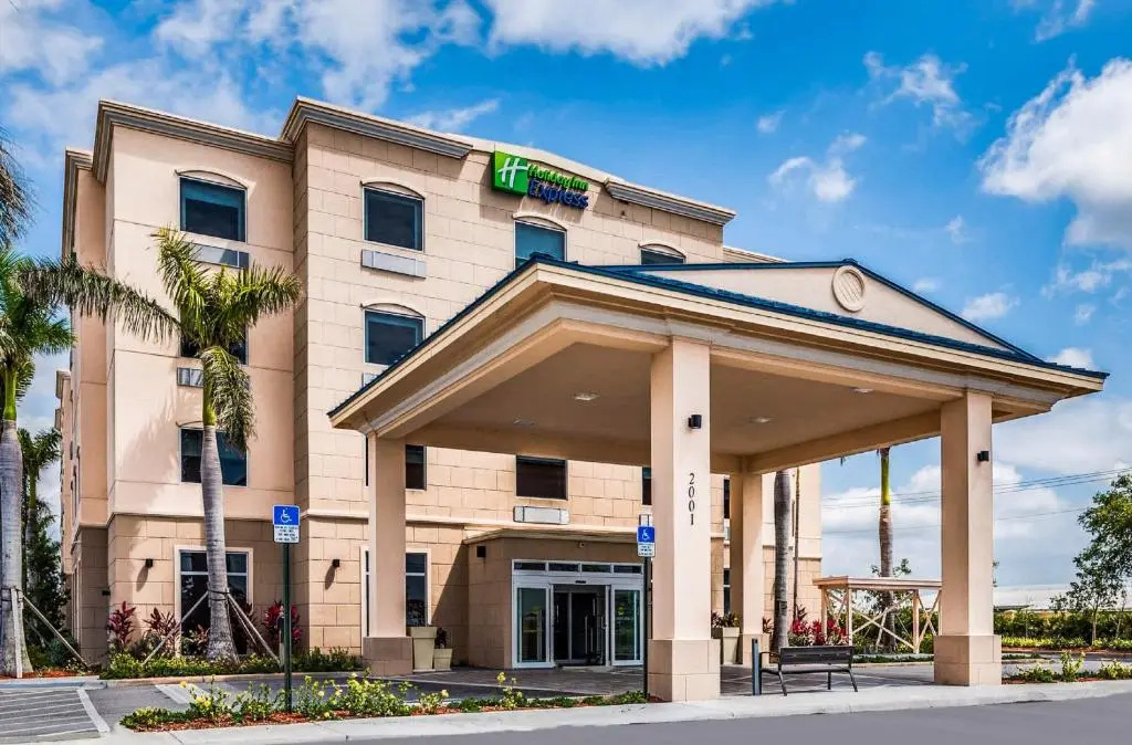 Holiday Inn Express & Suites Boynton Beach by IHG