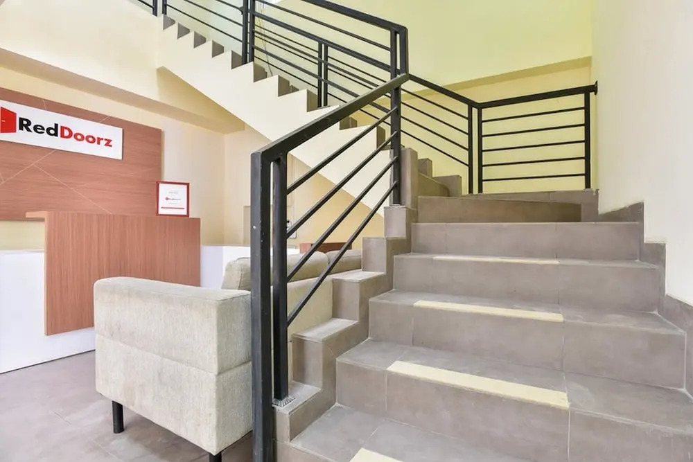 RedDoorz Plus near TIS Square