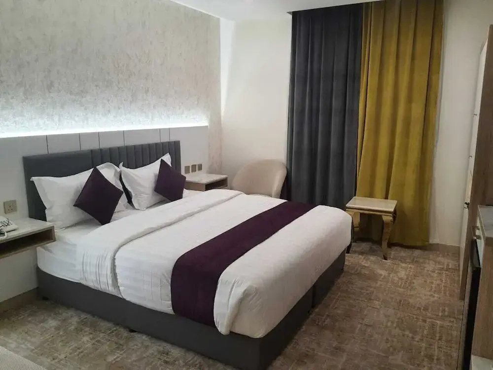 Diamond Corners Hotel