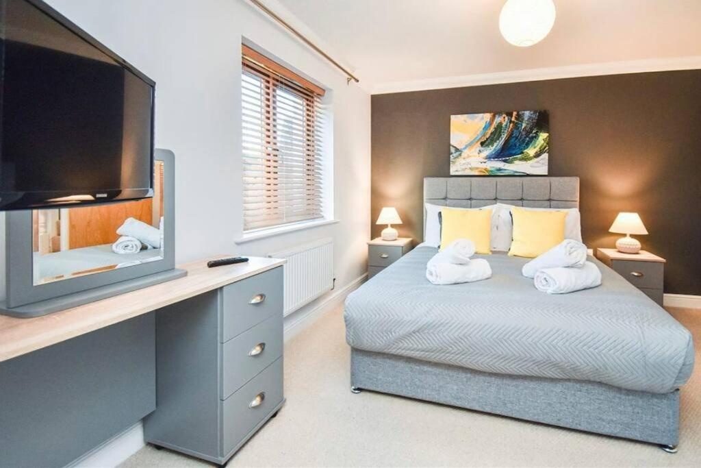 Luxury 4 Bedroom 3 Bathroom House- Sleeps up to 8 - Free Parking, Balcony, Private Garden, Super-Fast Wifi and SmartTVs with Netflix by Yoko Property