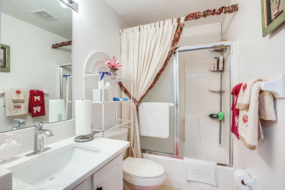 8 Mi to Sea! Snowbird Haven w/ Porch in Palm Coast