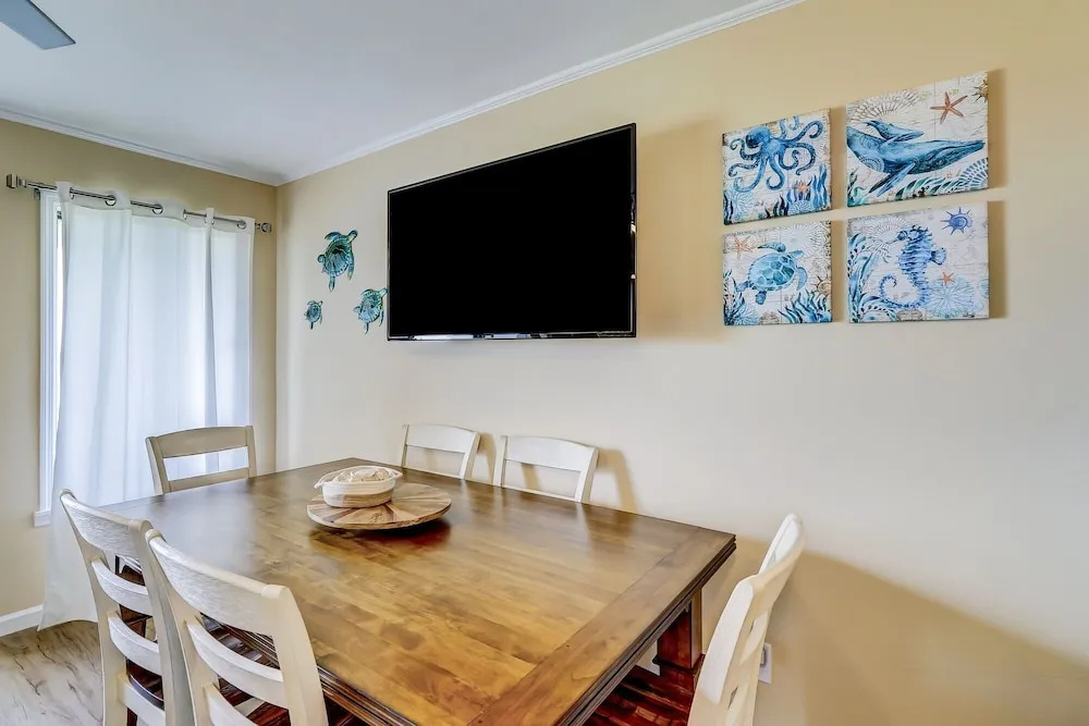New Listing! Updated Condo - 25 Yards To Beach Condo