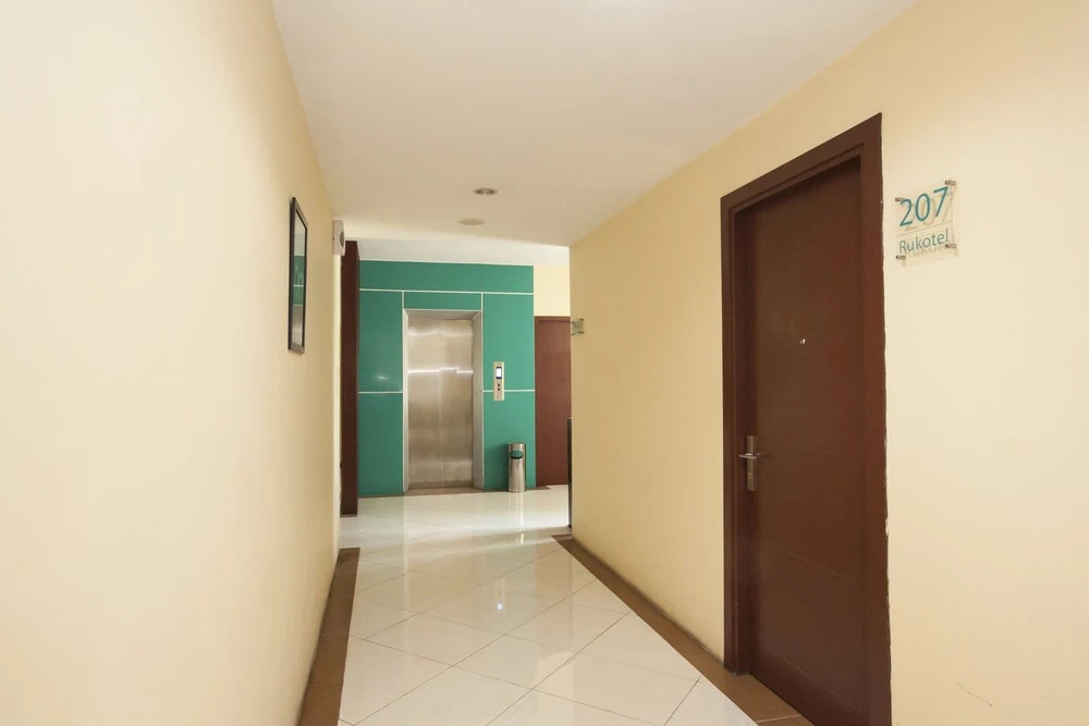 RedDoorz Plus near Tunjungan Plaza 2