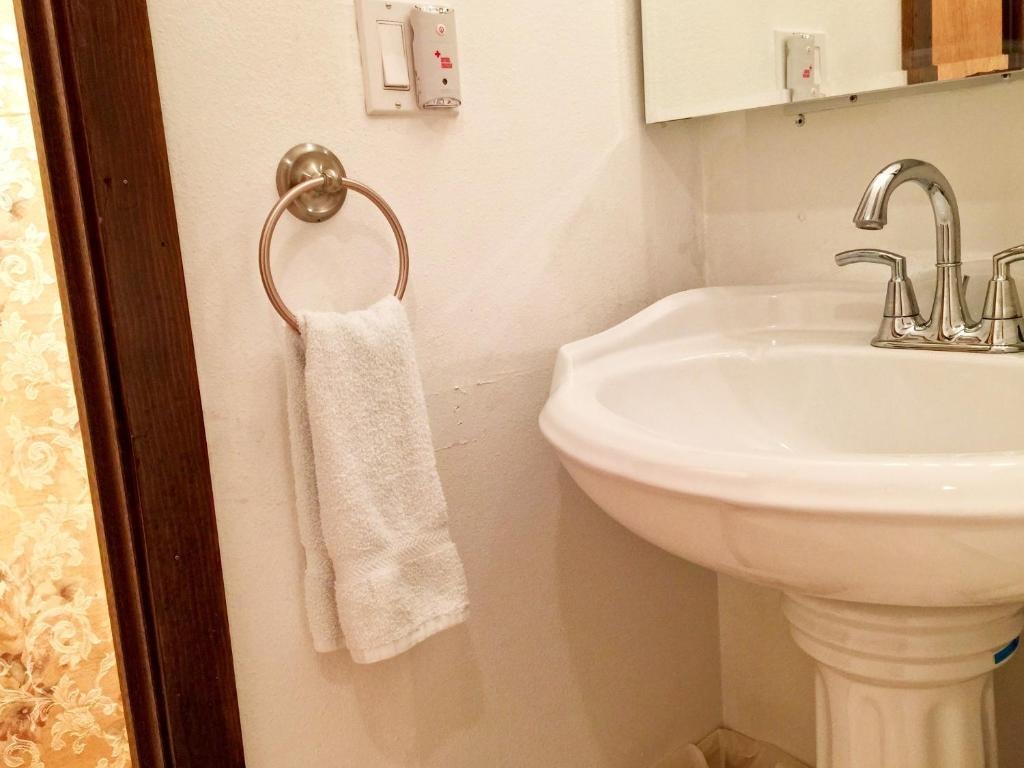 Snowater Condo #31 - 2 Story Condo with WiFi- Sleeps 4 - Beautifully decorated!