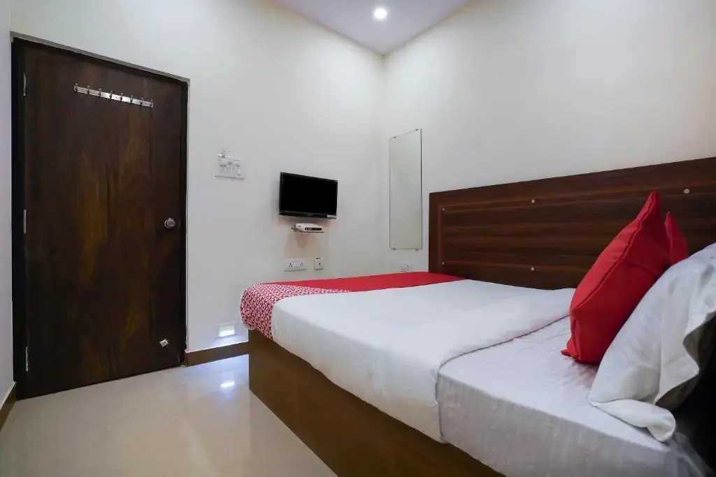 Oyo 18652 Hotel Golden Shah