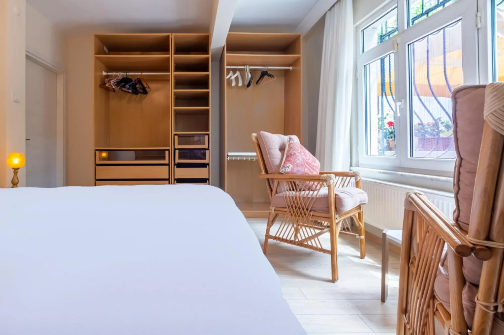 Flat with Garden Close to Coast in Uskudar