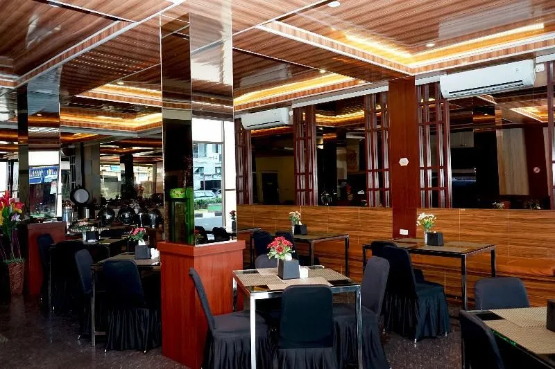 OYO 633 Ren'z Hotel