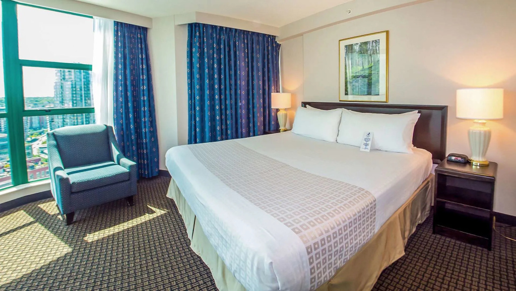 Rosedale on Robson Suite Hotel