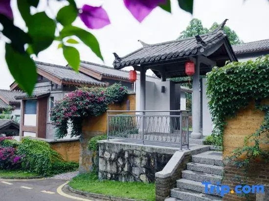 Songfengju Courtyard Hotel (Xingyi Wanfenglin Airport & High-speed Railway Station Branch)