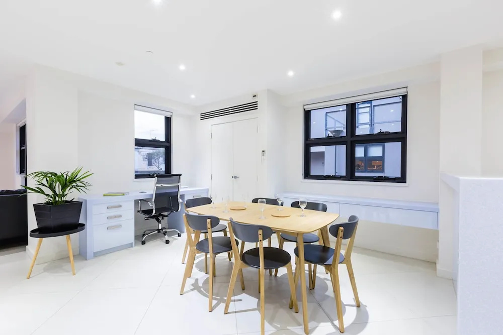 MADDISON, 3BDR Port Melbourne Apartment