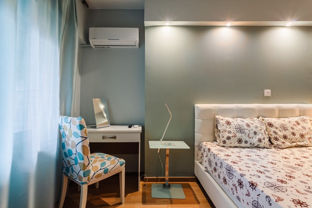 City-Sea Fusion, Elegant Gem Minutes from the Beach