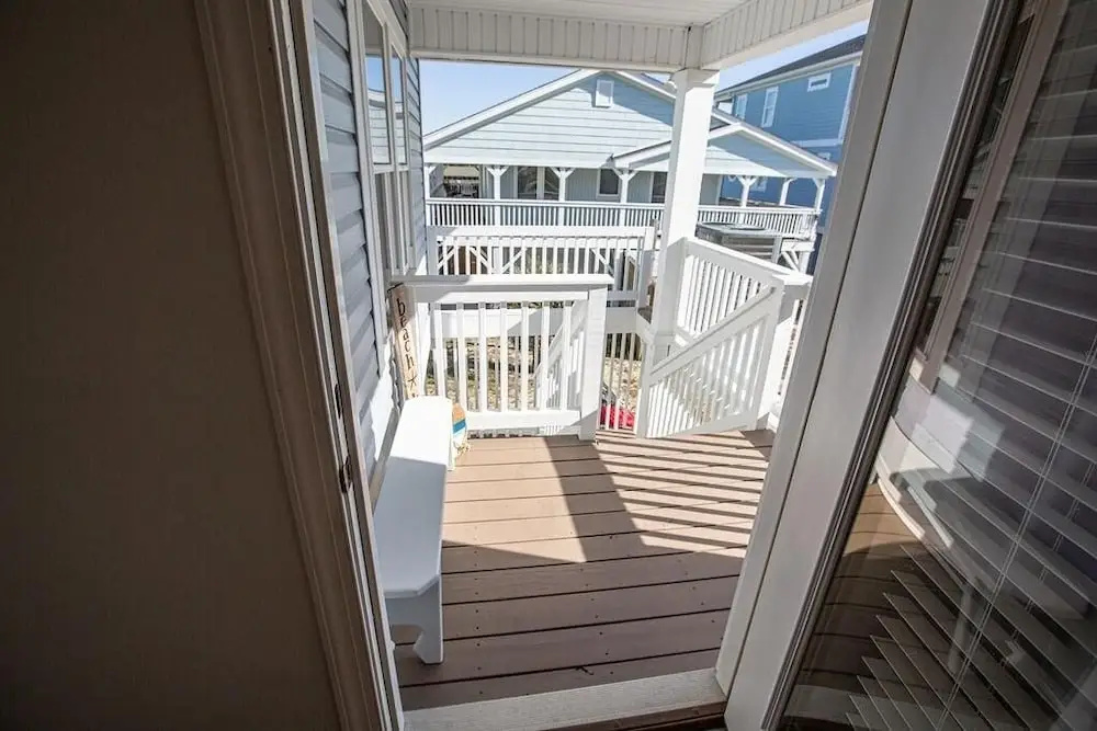 Blue Crab Cottage 4 Bedroom Home by RedAwning