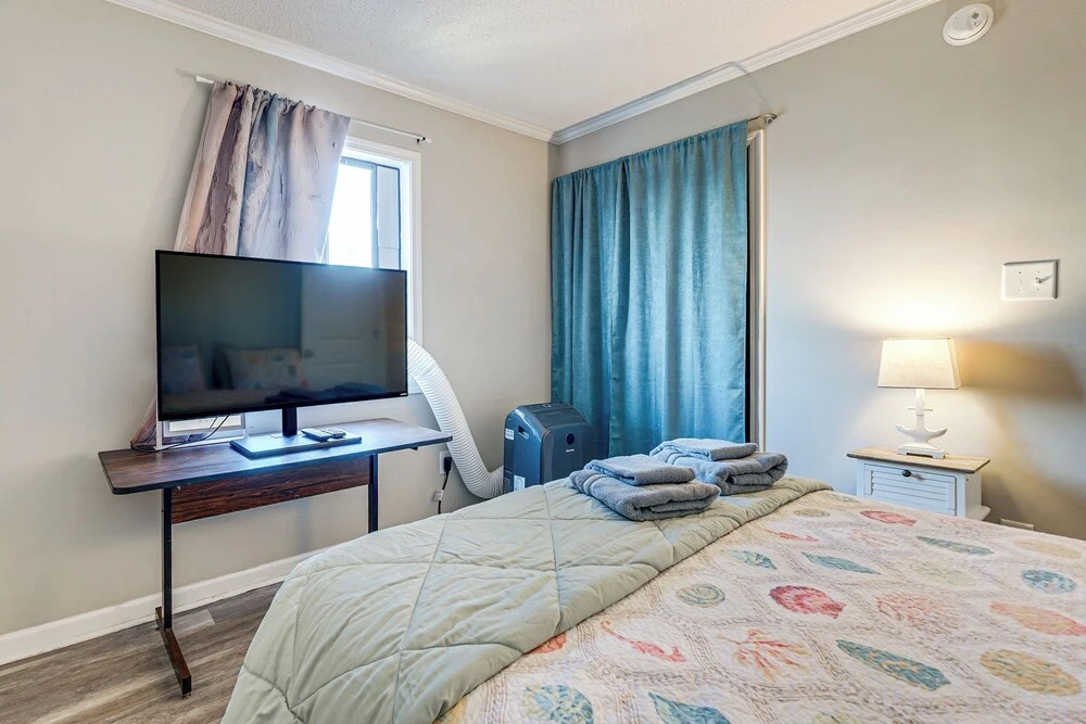 Walk to Ocean: North Topsail Beach Gem w/ Balcony!