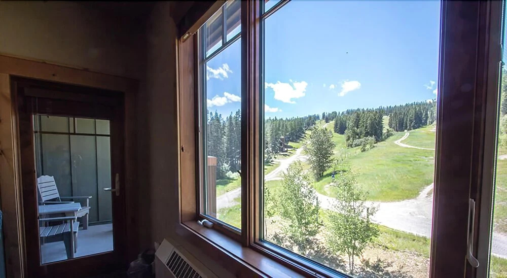 Morning Eagle 410 Hotel Room