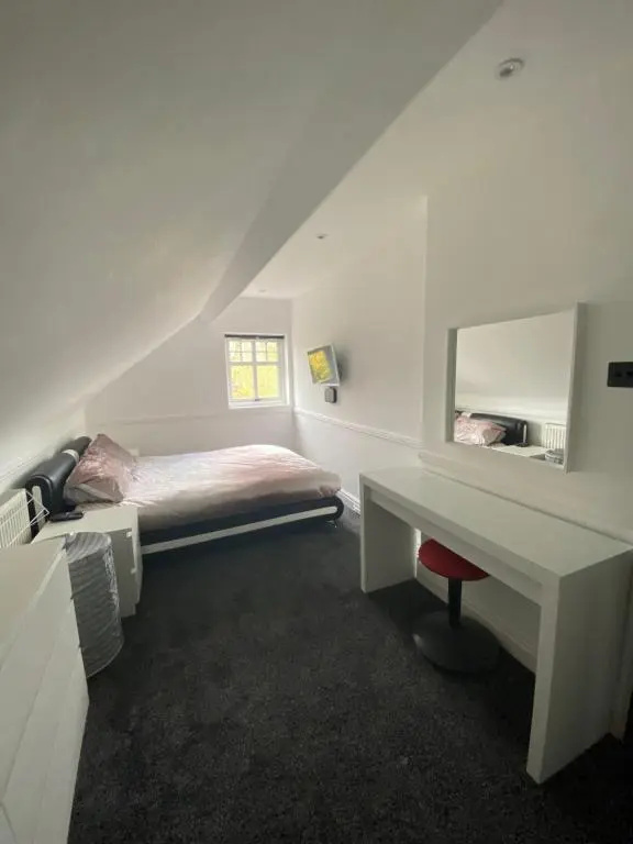 Pristine 2 bedroom apartment with off street parking