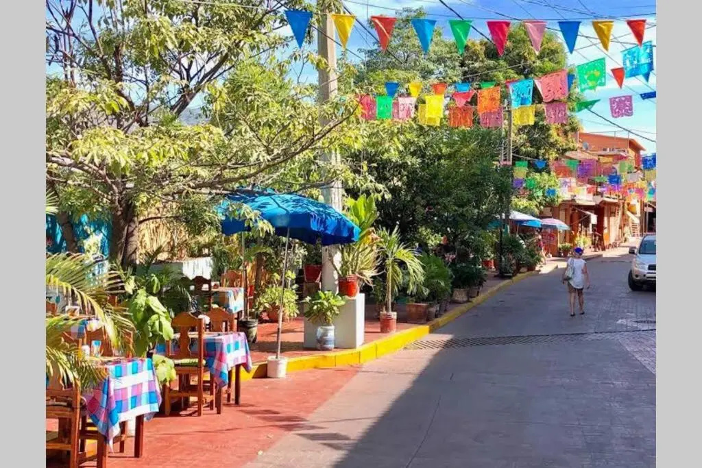 Newer & Roomy w/2 Pools. No Car Needed. Beaches, Restaurants & Shopping W/I walking distance. Taxis and buses abundant for reasonable price if needed