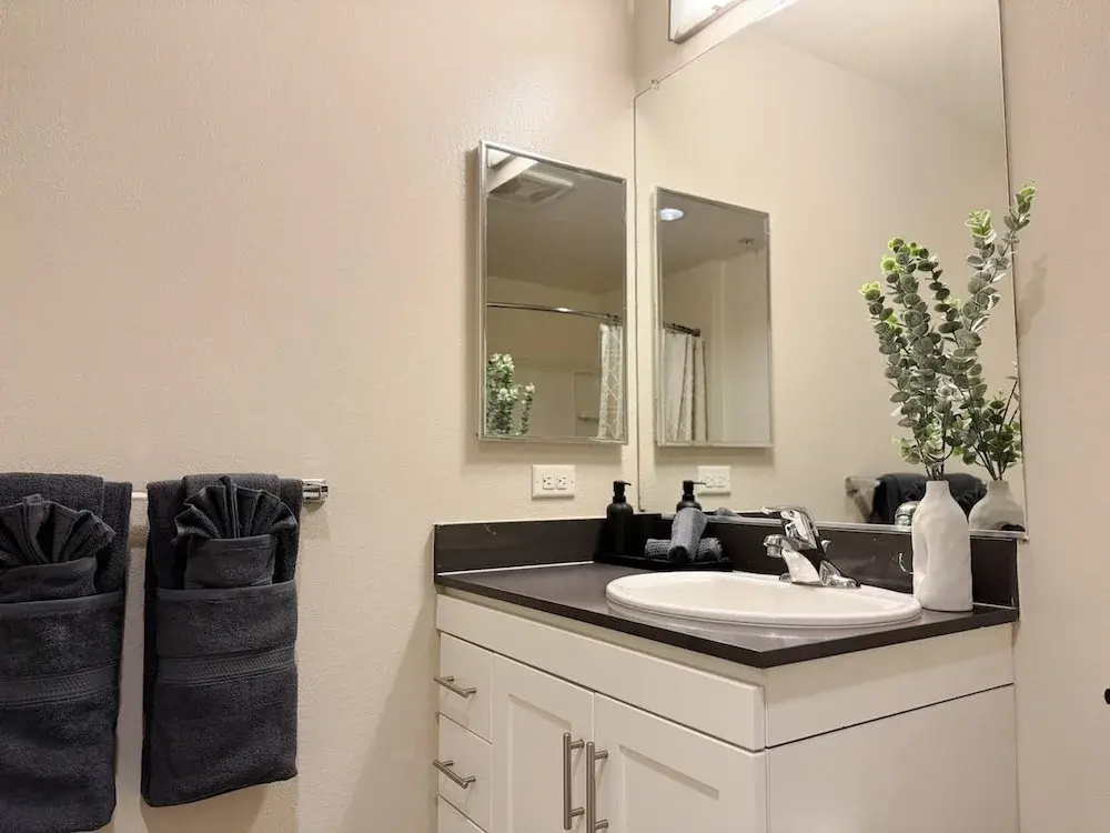 NEW LA Home W Pool GYM Parking 10 Min to Cedars
