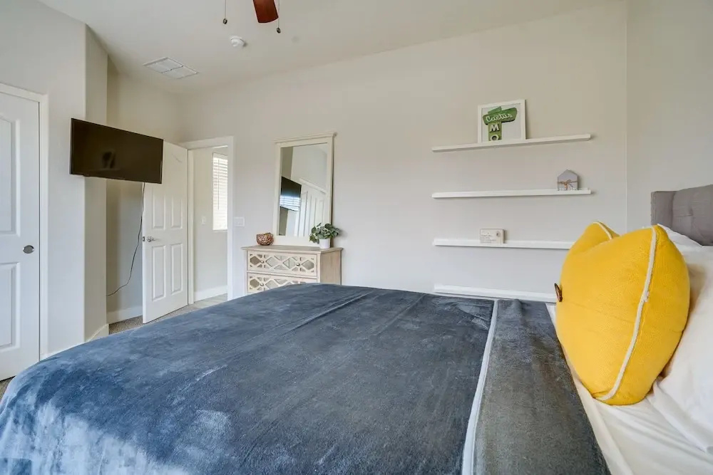 Luxe Surprise Home: Pool, Putting Green & Hot Tub!